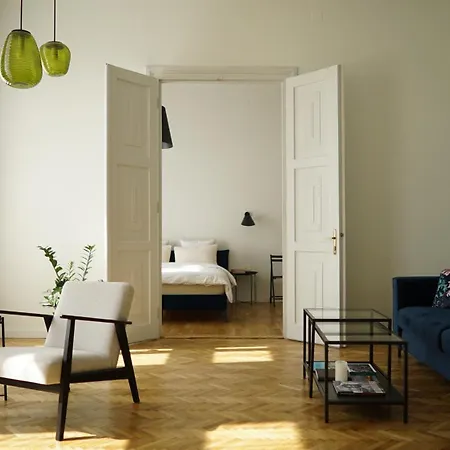 Urania Palace 24 *