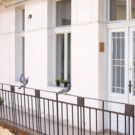 Urania Palace 24 *