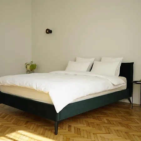 Urania Palace 24 *