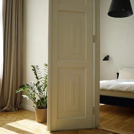 Urania Palace 24 *