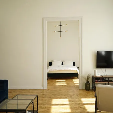 Urania Palace 24 *