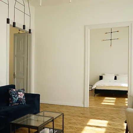 Urania Palace 24 *