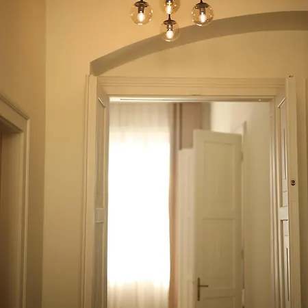 Urania Palace 24 *