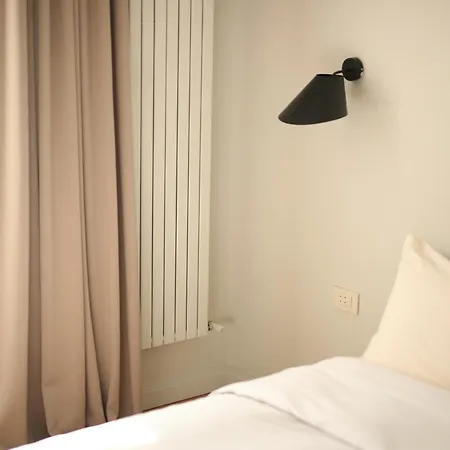 Urania Palace 24 *